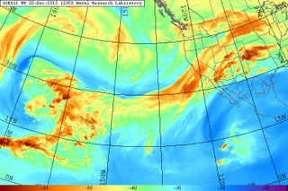 Imagen de vapor de agua tomado por GOES 11 de la costa oriental del océano Pacífico mostrando un río atmosférico de grandes proporciones moviéndose hacia la costa de California, diciembre de 2010. WC